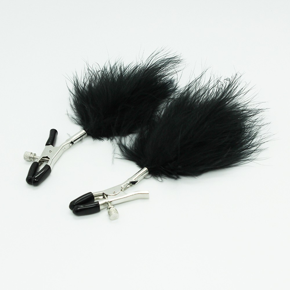 Breast pliers with black feathers