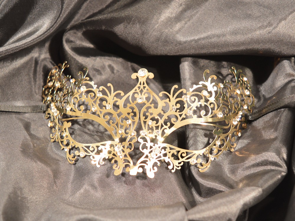 Maschera rigida in oro veneziano Chiara con strass